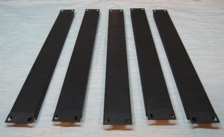 Afbeelding van Rack Blank 1RU, Vented, Black