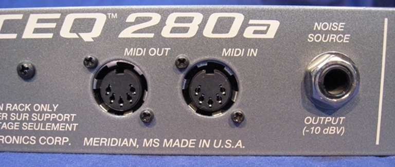Afbeelding van Peavy CEQ280a for PA or Instrument use.